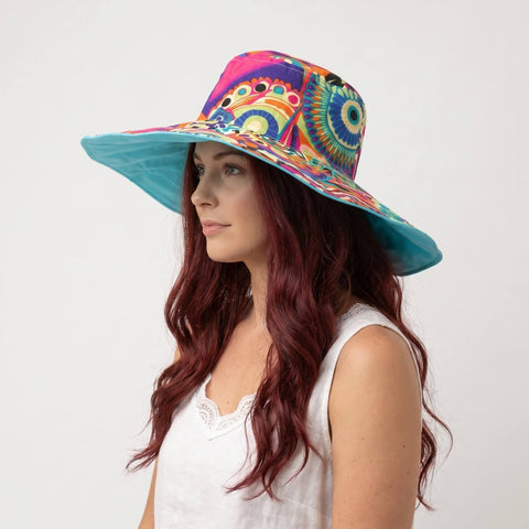 woman wearing the blue multicolored reversible sun hat os/portable