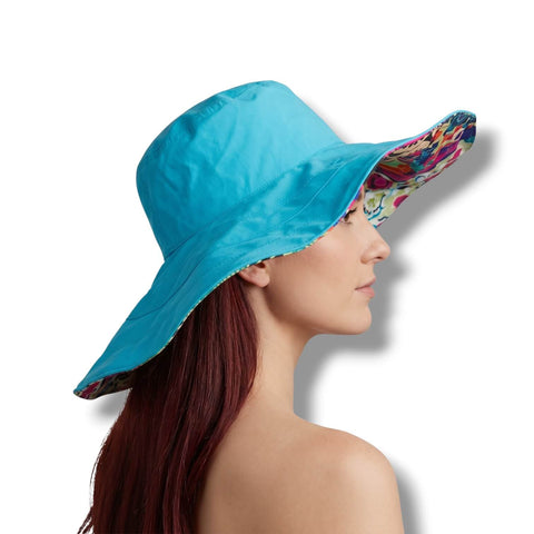 woman wearing the blue with multicolored reversible sun hat os/portable